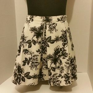 Sans Souci pleated shorts size M